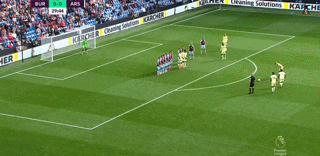 球员冲进场内袭击裁判 渝超联赛通报禁赛5年