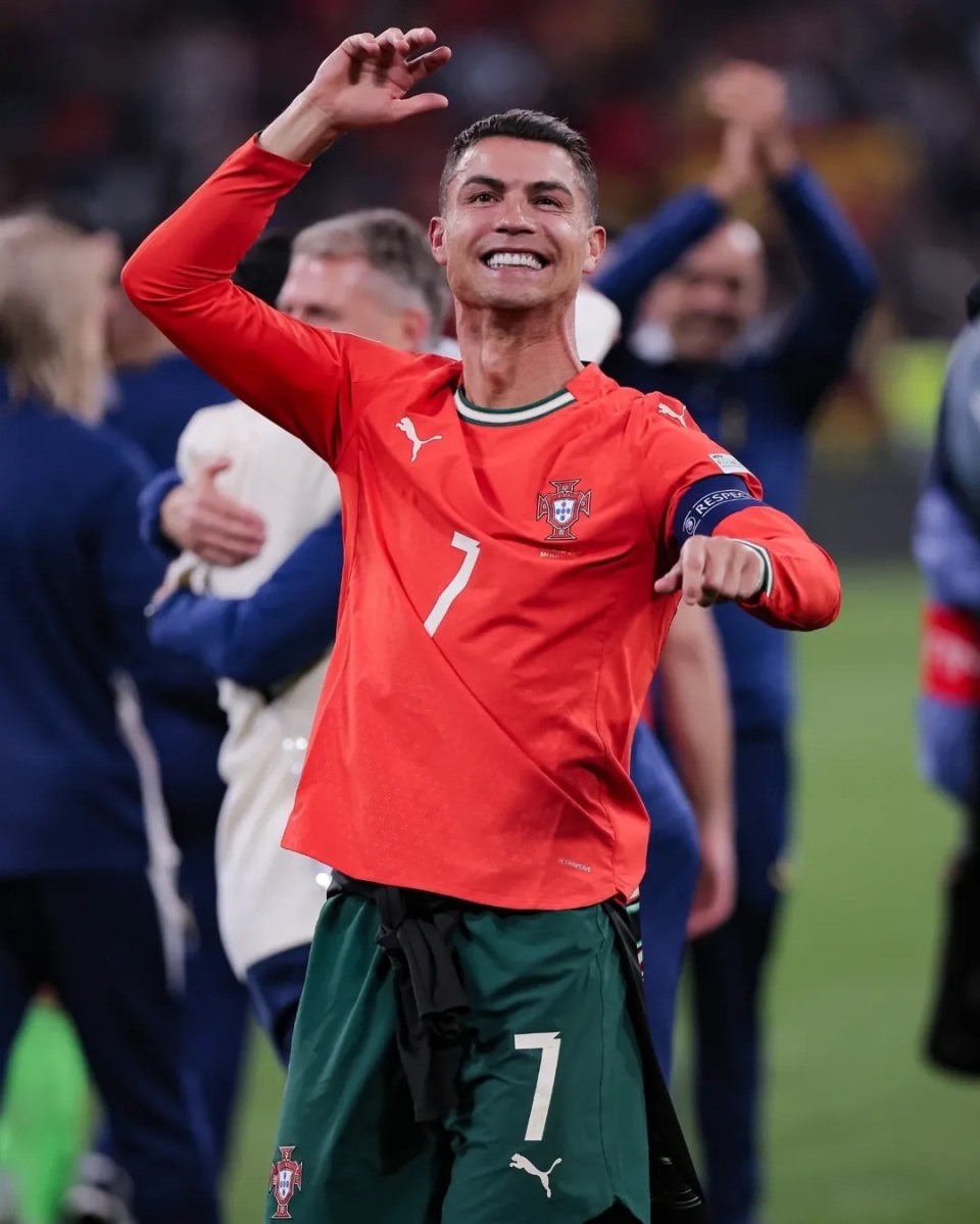 把自己整笑了前莱斯特城中场恩迪迪入场时滑倒，带倒身后队友